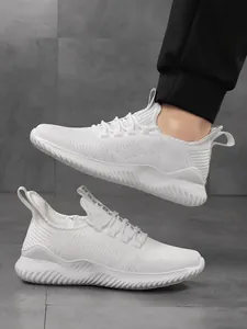 Λεπτομερής πλάγια όψη λευκών flyknit sneakers με κυματιστή ανάγλυφη σόλα από καουτσούκ