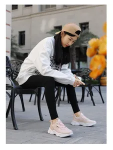 Primo piano di scarpe da ginnastica in mesh rosa traspirante con spesse suole bianche