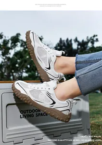 Vue détaillée de baskets en mesh blanc avec semelle en gomme portées en extérieur