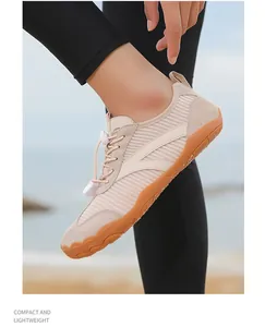 Vista dettagliata delle scarpe a piedi nudi traspiranti beige per spiaggia e sport