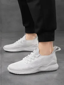 Λεπτομερής πλάγια όψη λευκών unisex αθλητικών παπουτσιών από πλέγμα fly-knit.