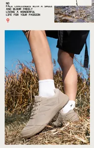 Detalle exterior de zapatillas de senderismo de malla traspirable beige para hombre