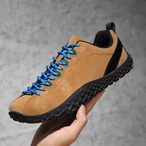 Vue détaillée de la chaussure de randonnée à bout large avec lacets bleus et semelle