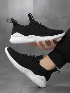 Πλάγια όψη μαύρων flyknit παπουτσιών τρεξίματος με χοντρές λευκές σόλες για άνδρες και γυναίκες