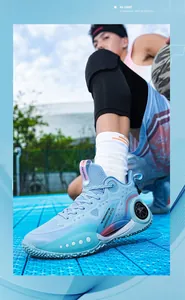 Detailansicht von hellblauen High-Top-Basketballschuhen auf einem Sportplatzboden