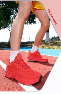 Action de chaussures de course rouges pour hommes sur une piste d'athlétisme