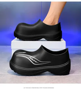 Detalle de zapatos de chef negros antideslizanti con suela gruesa y material EVA.
