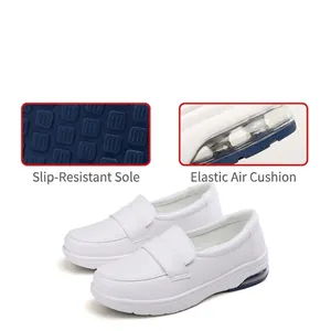 Weiße Leder-Pflegeschuhe zum Reinschlüpfen mit atmungsaktiver Luftkissensohle, rutschfest.