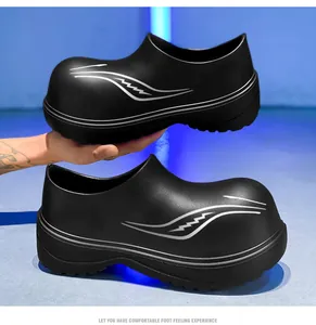 Vista lateral de zapatos de chef antideslizantes negros con suelas gruesas y diseño