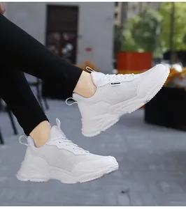 Vista laterale di sneakers platform in mesh traspirante bianco con design stringato