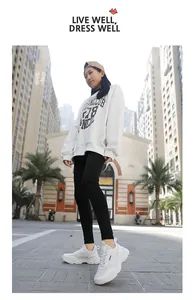 Sneaker urbane in mesh bianco traspirante per donna con suola spessa e lacci regolabili