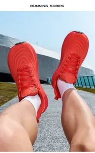 Vue détaillée de chaussures de course rouges légères et antidérapantes