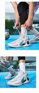Detailansicht weißer High-Top-Basketballschuhe auf einem blauen Sportplatz im Freien.