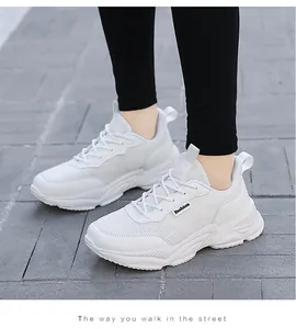 Dettaglio laterale di scarpe da ginnastica bianche con zeppa in mesh traspirante
