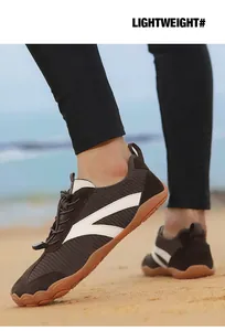 Vista ravvicinata di scarpe da acqua marroni leggere su uno sfondo di spiaggia