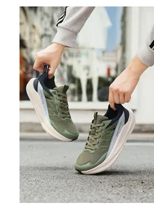 Gedetailleerd overzicht van groene en marineblauwe trendy sportschoenen die buiten staan