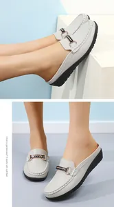 Detailansicht hellgrauer Damen-Loafer-Mules zum Hineinschlüpfen mit Metallschnalle und Keilsohle