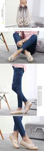 Nahaufnahme beige Cut-Out Slipper mit atmungsaktivem Design und bequemer Sohle.