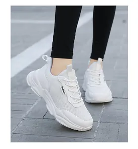 Vista dettagliata delle sneakers con plateau in mesh traspirante bianco indossate all'aperto