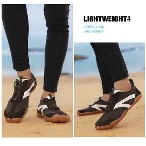 Dettaglio di scarpe da acqua traspiranti a piedi nudi sulla spiaggia, design leggero