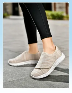 Detail van ademende flyknit dames vrijetijdsschoenen met klittenband in beige.