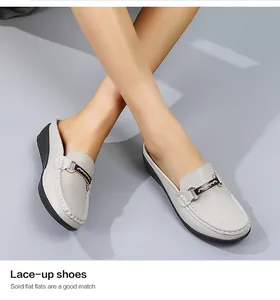 Detailansicht der stilvollen grauen Damen-Slipper mit Golddetails und Keilabsatz
