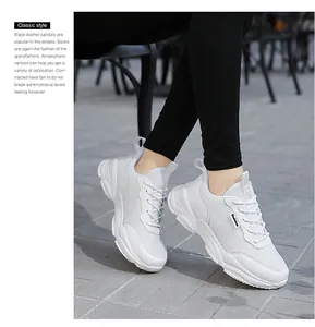 Primo piano di sneakers bianche in mesh traspirante con suola platform e lacci