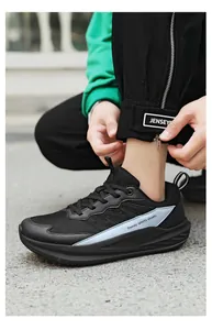 Detail van zwarte gedempte sportschoenen met trendy blauw zijdetail
