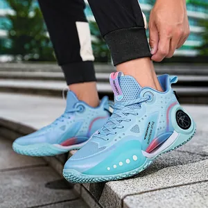 Hellblaue Herren Basketballschuhe mit rutschfester Sohle und atmungsaktivem Mesh.
