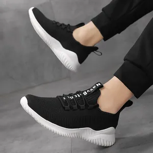 Zapatillas de running ligeras de malla negra con suelas blancas transpirables para uso diario.