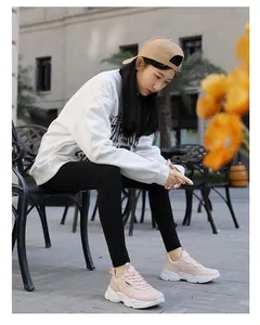 Sneakers platform rosa traspiranti da donna mostrate in un ambiente naturale all'aperto