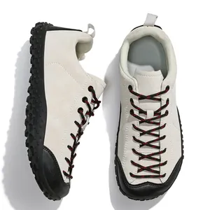 Scarpe da trekking bianche con suole antiscivolo e protezione punta nera per attività outdoor.