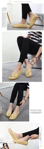 Detailansicht gelber Leder-Ballerinas mit Lochmuster und bequemer Noppensohle