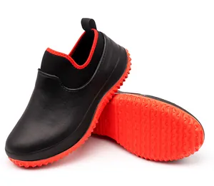 Chaussures de chef en EVA antidérapantes pour la cuisine avec une semelle orange texturée.