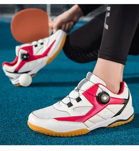Nahaufnahme von atmungsaktiven Tischtennisschuhen mit Drehverschluss-System.