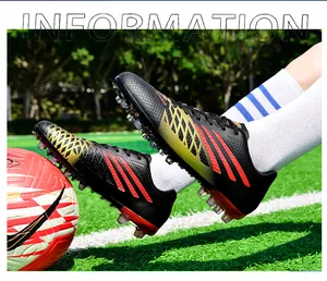 Dynamische Action-Aufnahme von profi-fußballschuhen in Schwarz und Gold auf Rasen