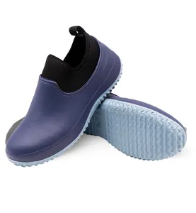 Vue détaillée des chaussures de cuisine EVA violettes avec semelle bleue antidérapante rainurée