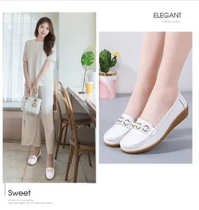 Detailopname van witte loafer-pumps voor dames in een stijlvolle lifestyle-omgeving