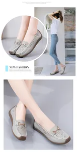Primer plano de mocasines grises calados para mujer con hebilla dorada elegante