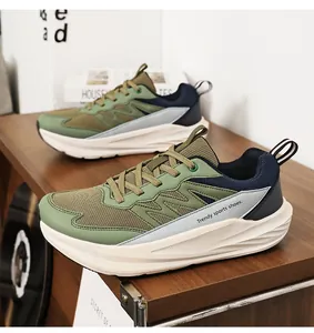 Gedetailleerd zijaanzicht van groene en donkerblauwe hardloopschoenen op een houten tafel.