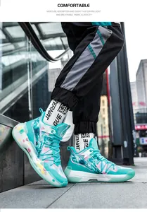 Trendige Herren-Basketballschuhe mit Dämpfungssohle in einem urbanen Streetstyle-Ambiente