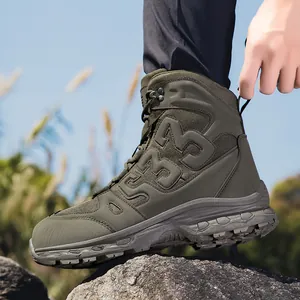 Professionelle olivgrüne mittelhohe taktische Wanderstiefel für Herren auf felsigem Gelände