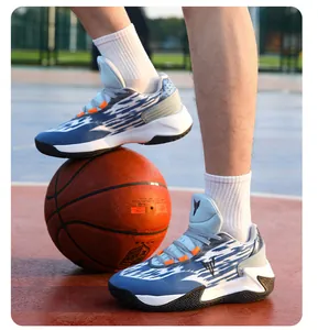 Nahaufnahme von blau-weißen Mid-Top-Basketballschuhen für Herren auf einem Outdoor-Platz
