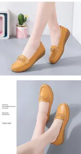 Elegante gele leren loafers voor dames met decoratieve metalen ringdetails