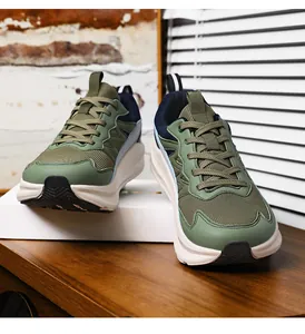 Detailweergave van olijfgroene hardloopschoenen met brede neus en mesh-lederen panelen.
