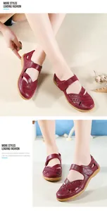 Nahaufnahme von bordeauxroten Leder-Sandalen für Damen mit Klettverschluss