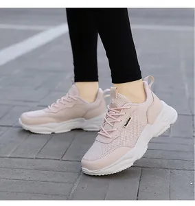 Primo piano di sneakers casual da donna in mesh traspirante con plateau rosa
