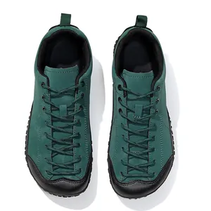 Scarpe da trekking outdoor verde scuro con design basso antiscivolo vista dall'alto