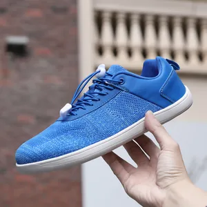 Πλευρική όψη μπλε barefoot sneaker με ελαστικά κορδόνια και φαρδύ χώρο για τα δάχτυλα
