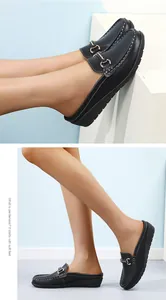 Elegante schwarze Leder-Loafer mit Keilabsatz für Damen und dekorativer Metall-Zierspange